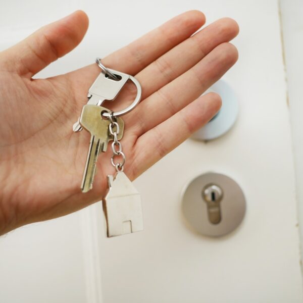 5 Reasons to Buy a House Through a Company